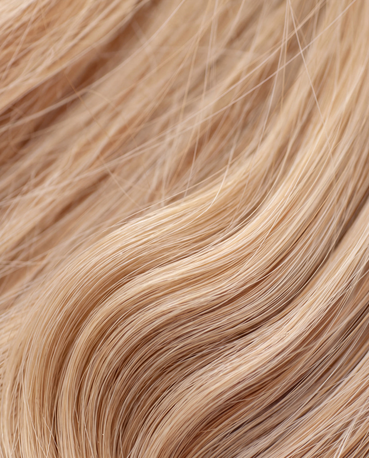 Cabello rubio limpio y sin residuo tras el champú purificante Nitiel