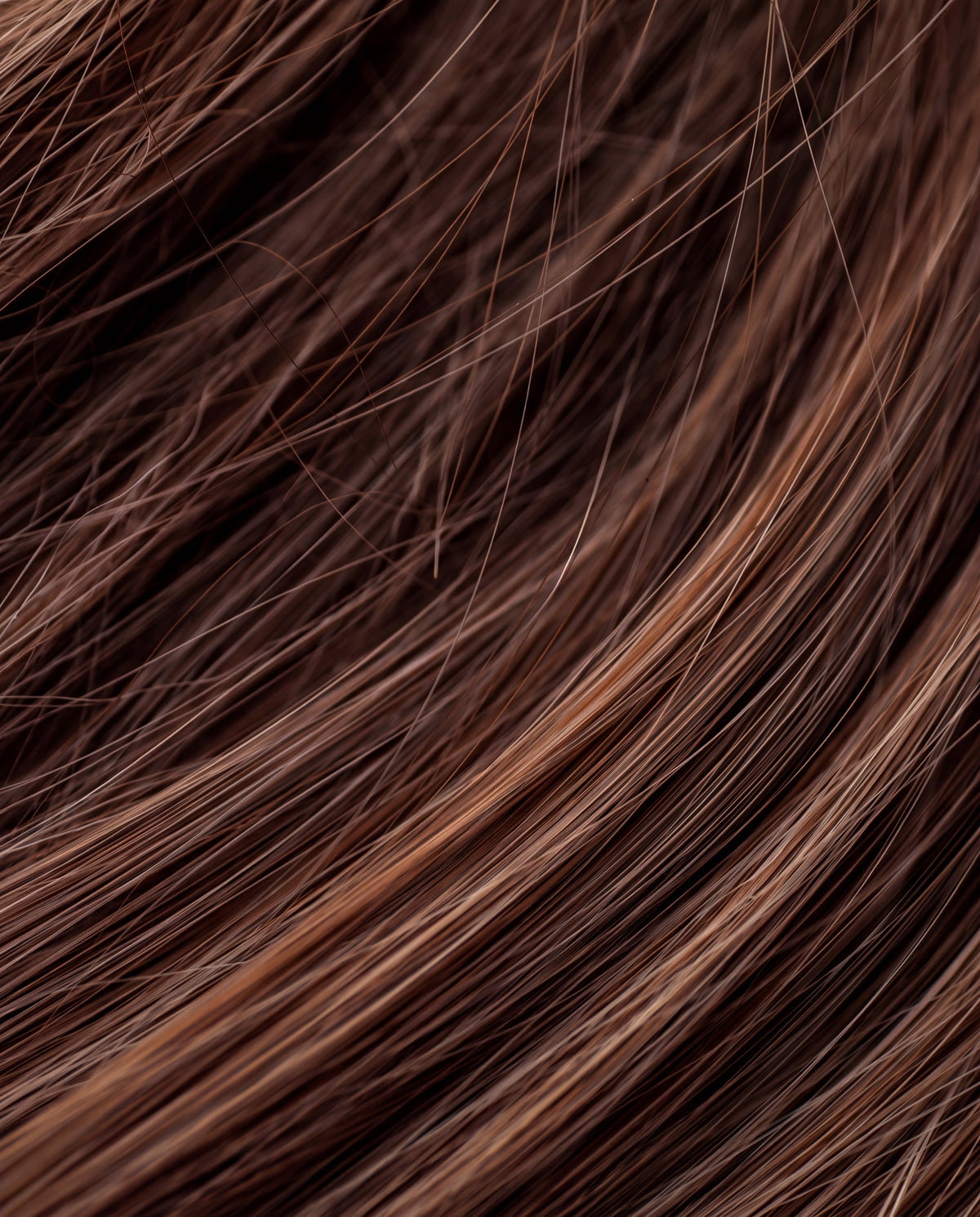 Cabello moreno con brillo espejo tras la bruma KERAGLOSS