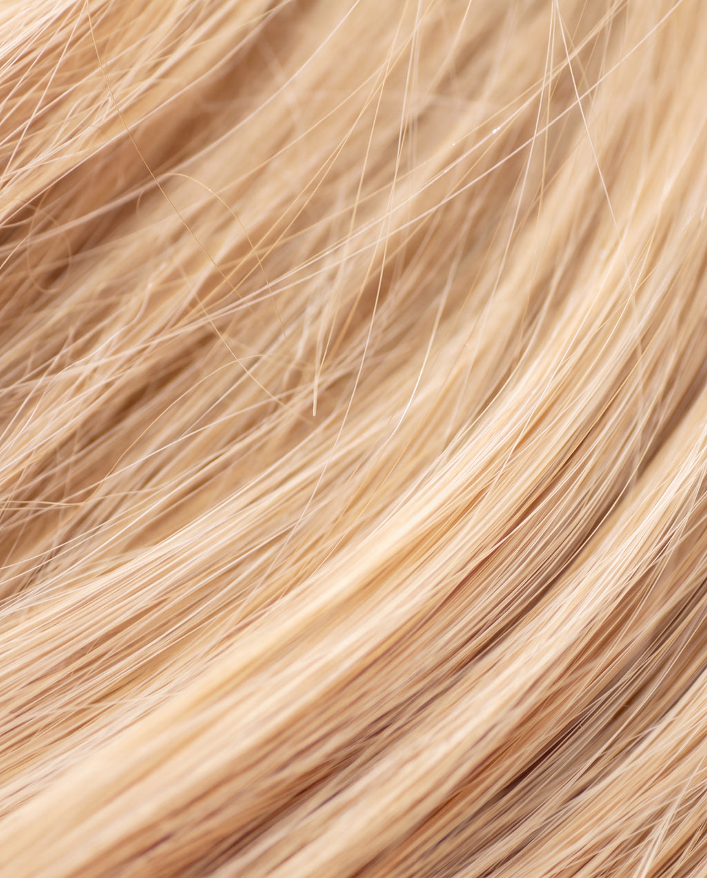 Cabello rubio hidratado y flexible tras el champú hidratante Nitiel
