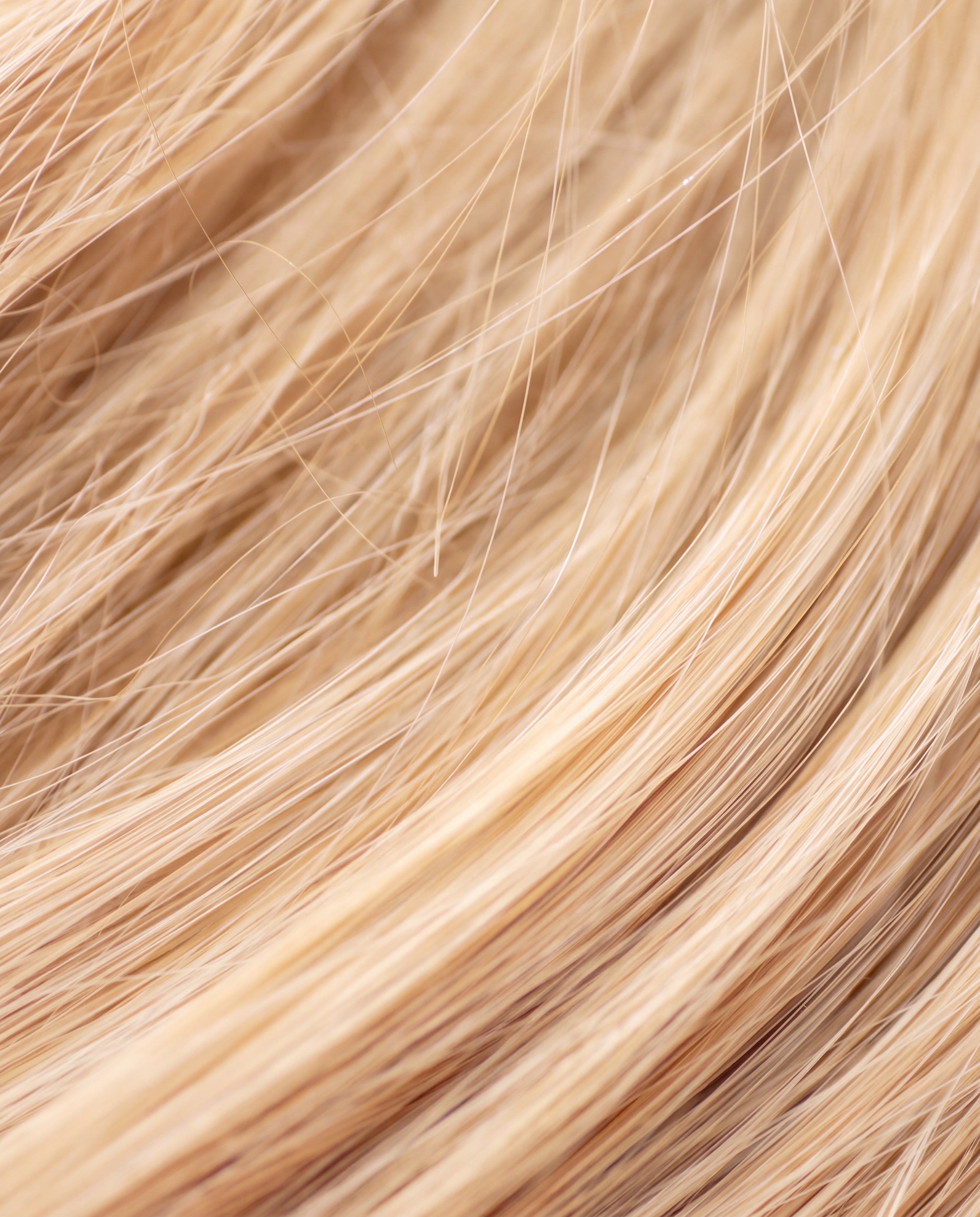 Cabello rubio hidratado y flexible tras el champú hidratante Nitiel