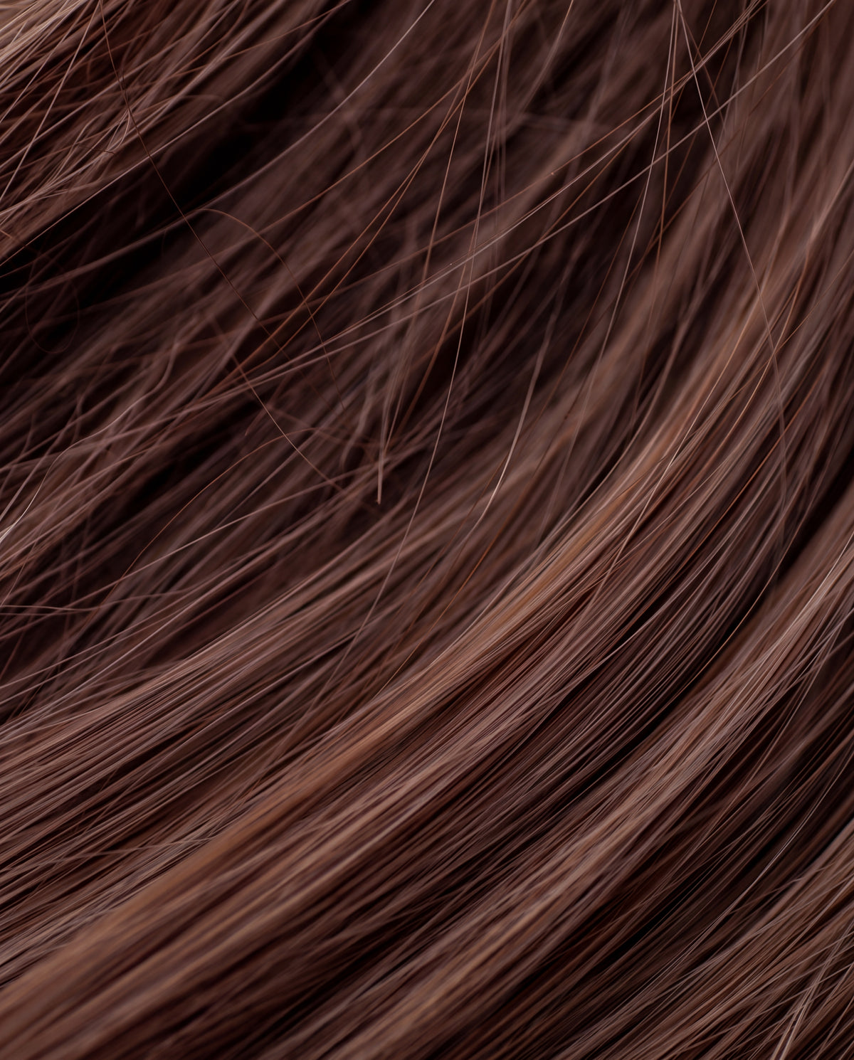 Cabello moreno con la raíz refrescada y sin residuo blanco