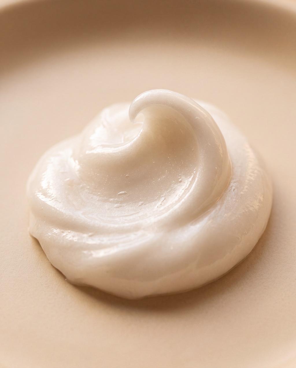 Crema densa y nacarada: la textura de DEEP HYDRATION