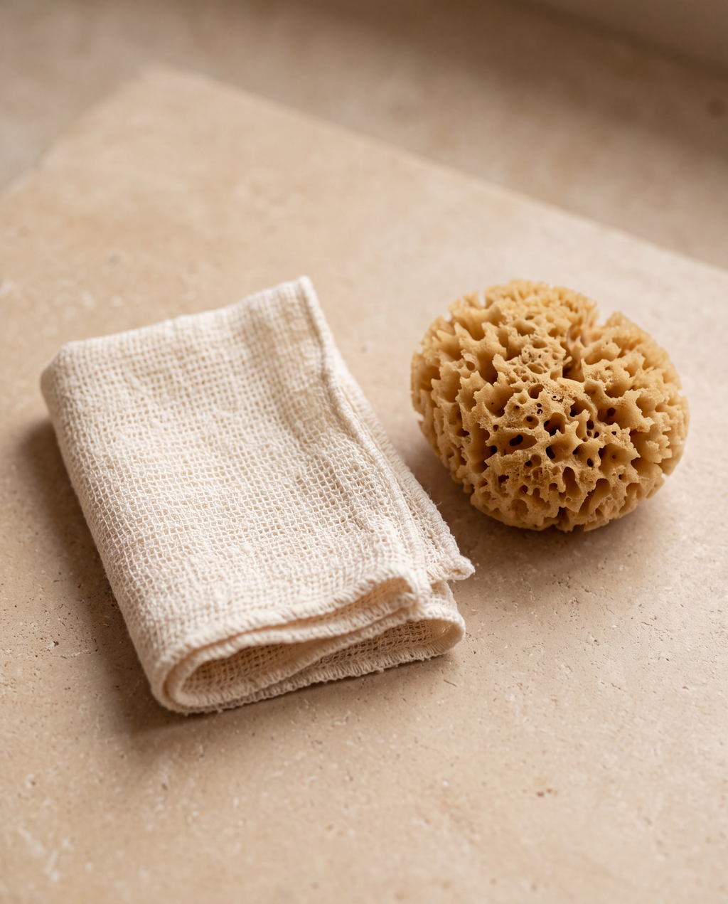 Muselina de algodón ecológico y esponja natural para el baño del bebé