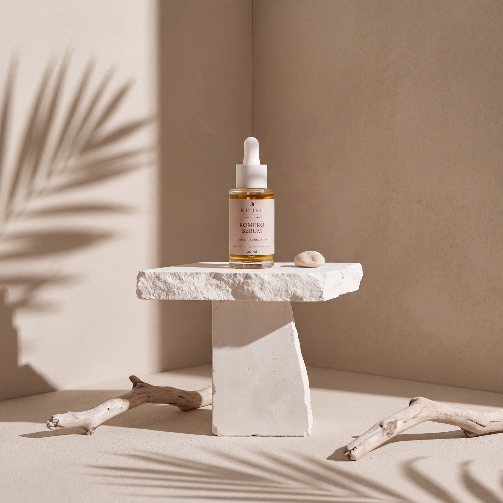 ROMERO SERUM de Nitiel sobre un pedestal de piedra, con sombras de palmera