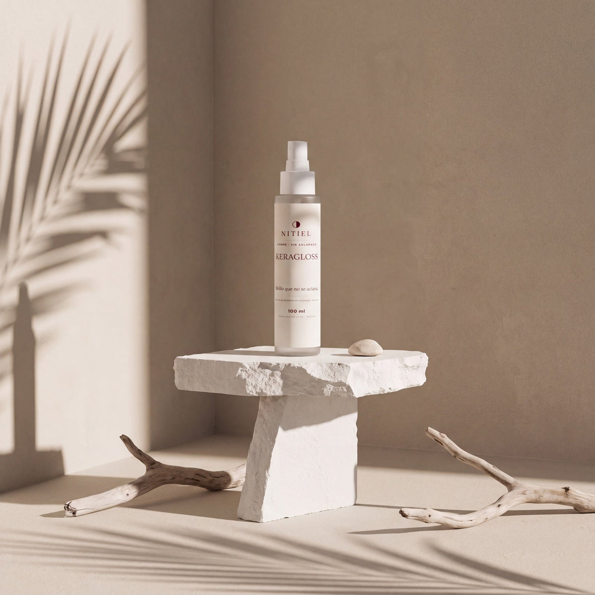 KERAGLOSS de Nitiel sobre un pedestal de piedra, con sombras de palmera