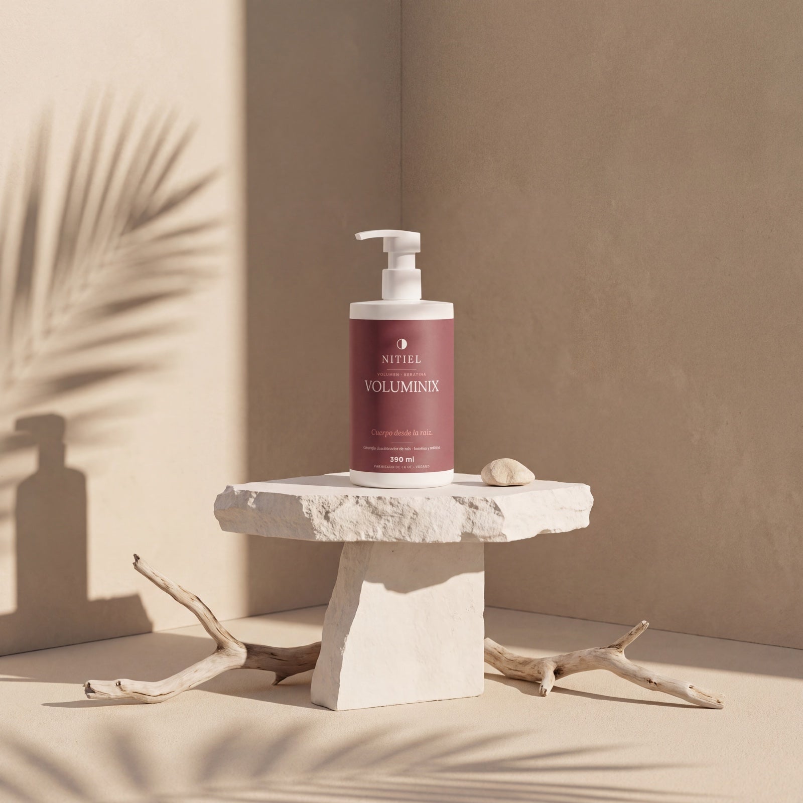 VOLUMINIX de Nitiel sobre un pedestal de piedra, con sombras de palmera
