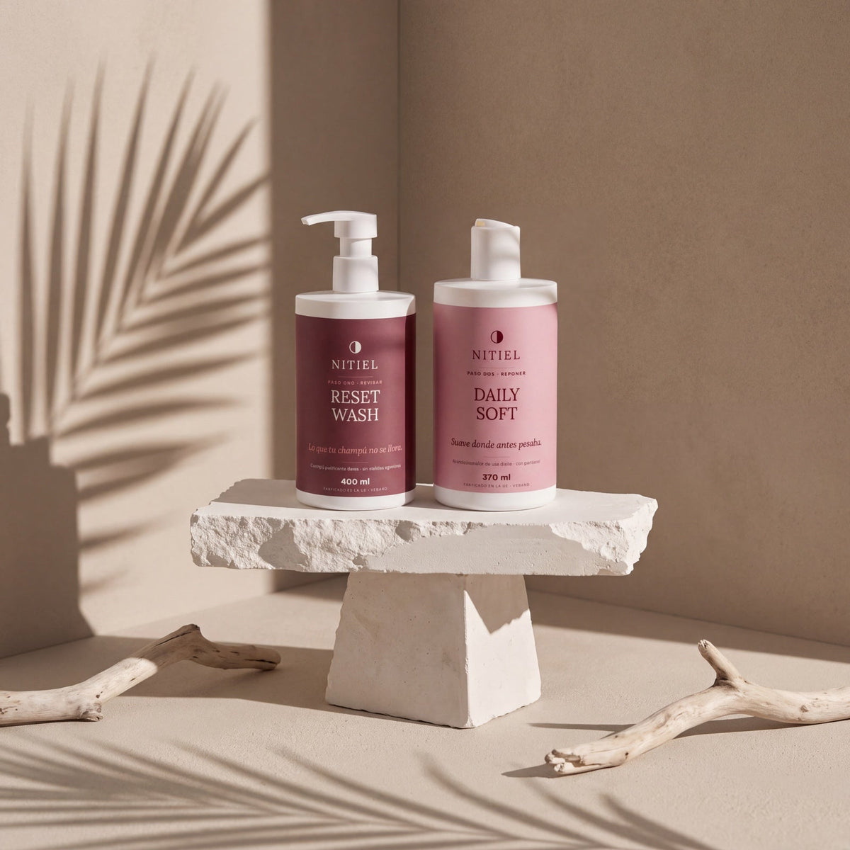 Rutina Nitiel: RESET WASH y DAILY SOFT sobre un pedestal de piedra
